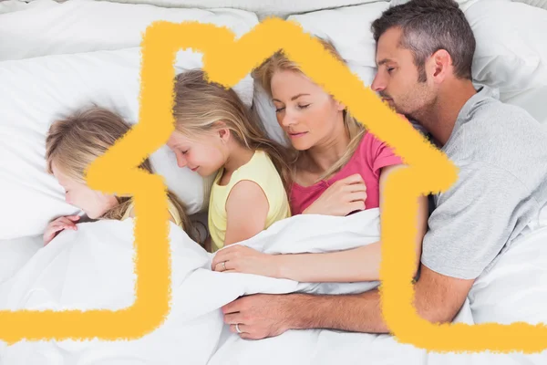 Οι γονείς κοιμούνται στο κρεβάτι με τους δίδυμα — Φωτογραφία Αρχείου