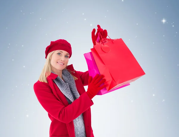 Loira segurando sacos de compras — Fotografia de Stock