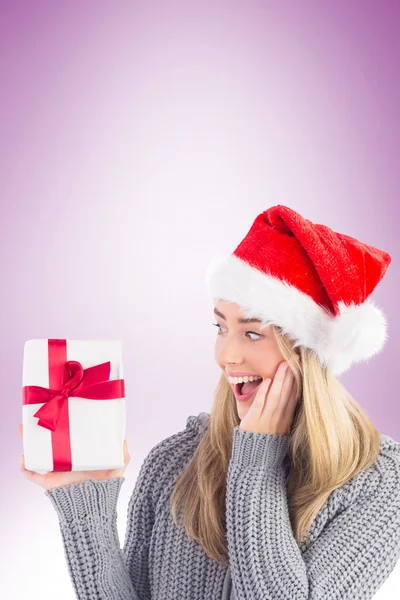 Festlig blondin håller julklapp — Stockfoto