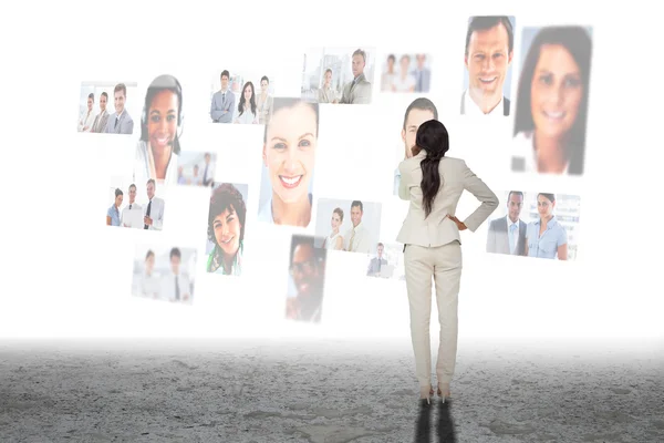 Denkende Geschäftsfrau gegen Geschäftsleute — Stockfoto