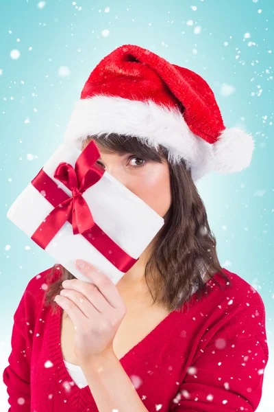 Donna che guarda la macchina fotografica che tiene un regalo — Foto Stock