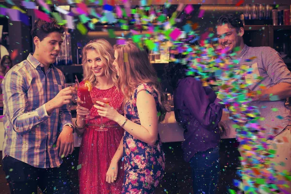 Amigos felizes tomando uma bebida juntos — Fotografia de Stock