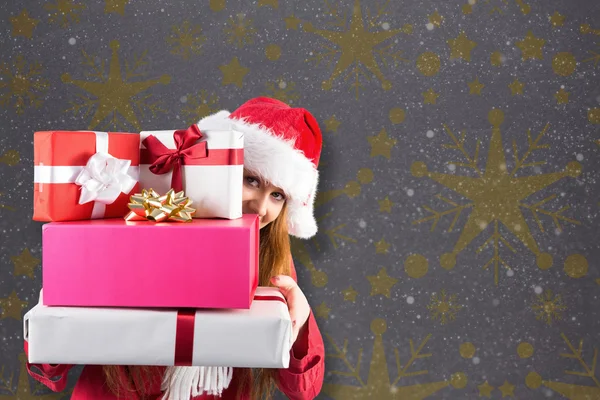 Festlicher Rotschopf hält Stapel von Geschenken in der Hand — Stockfoto