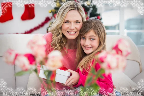 Chica dando regalo de Navidad madre —  Fotos de Stock