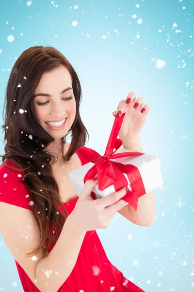 Gelukkig brunette vergadering en opening gift — Stockfoto