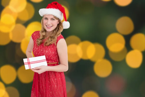 Bionda in possesso di un regalo di Natale — Foto Stock