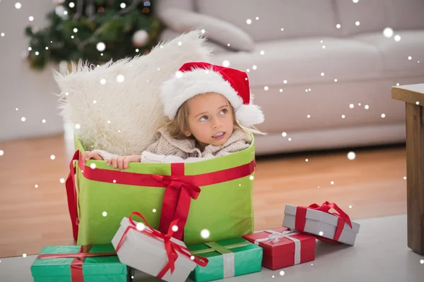 Menina sentada em gigante presente de Natal — Fotografia de Stock