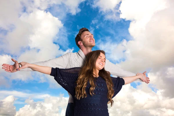 Romantique jeune couple avec les bras ouverts — Photo