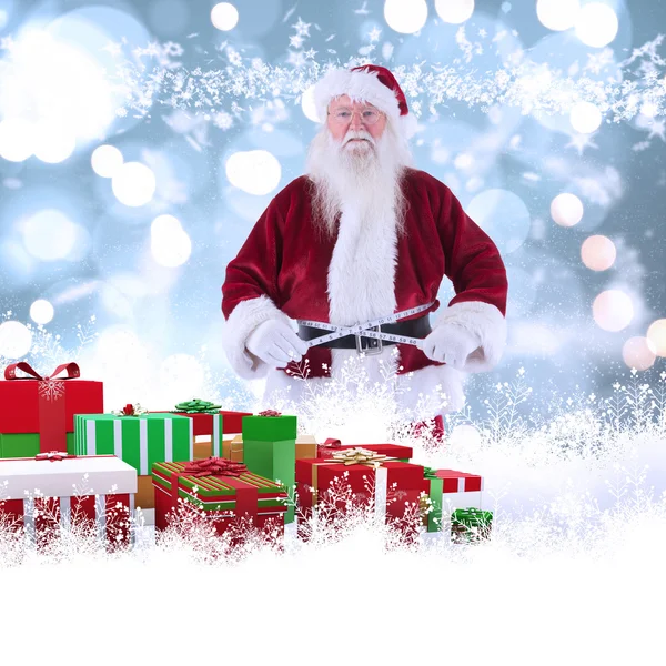 Papai Noel mede sua barriga — Fotografia de Stock