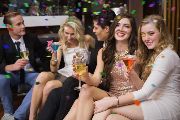 Happy vänner ha en drink tillsammans — Stockfoto