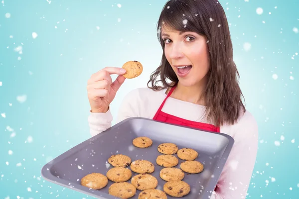 Bruna mostrando biscotti caldi — Foto Stock