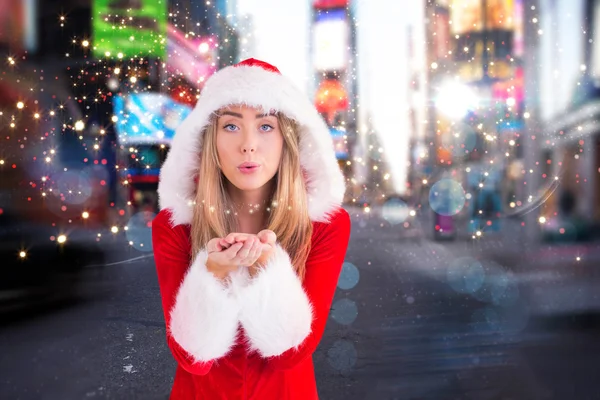 Bileşik görüntü güzel Noel Baba kız elleri üzerinde üfleme — Stok fotoğraf