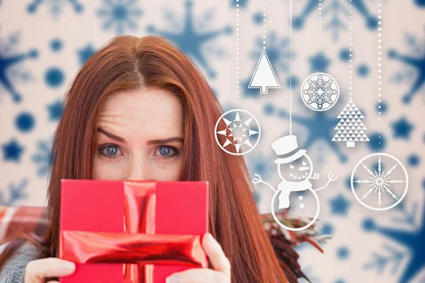 Imagen compuesta de mujer sosteniendo regalo — Foto de Stock