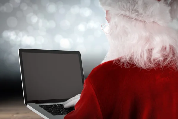Papai Noel usa laptop — Fotografia de Stock