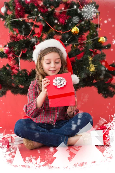 Menina festiva abrindo um presente — Fotografia de Stock