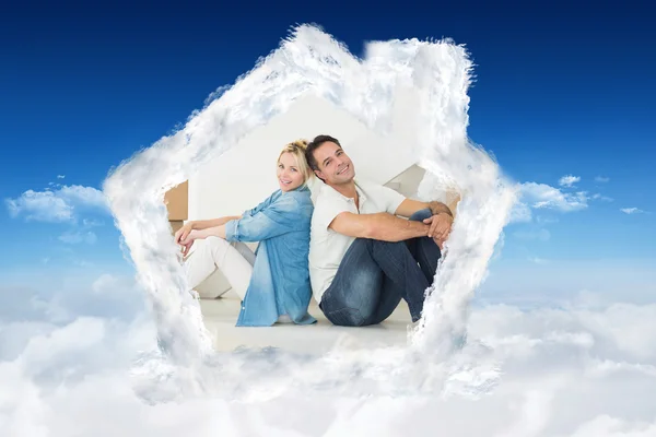 Smiling couple with boxes in a new house — Stock Photo, Image