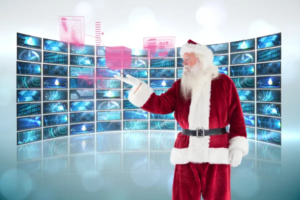 Santa visar något till kamera — Stockfoto