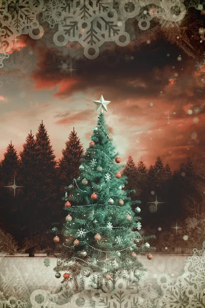 Yağan kar ile Noel ağacı — Stok fotoğraf