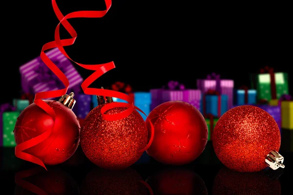 4 つの赤いクリスマス ボールの装飾 — ストック写真