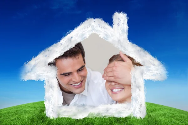 Man covering the eyes of his girlfriend while — Stock Photo, Image