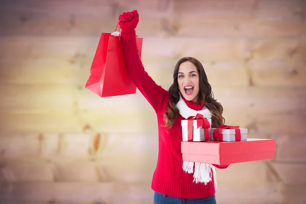 Brune excitée montrant des cadeaux de Noël — Photo