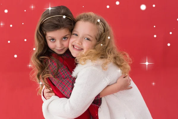 Petites filles festives étreignant et souriant — Photo