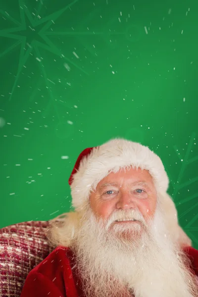 Père Noël assis sur le canapé — Photo