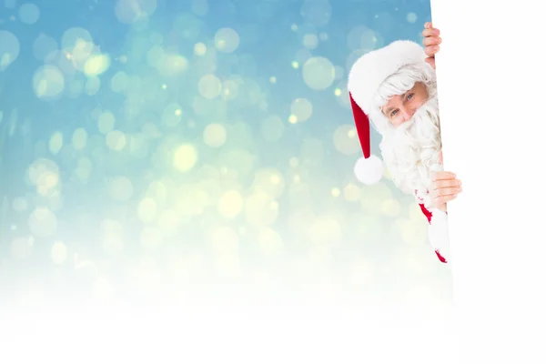 Lächelnder Weihnachtsmann überreicht Schild — Stockfoto