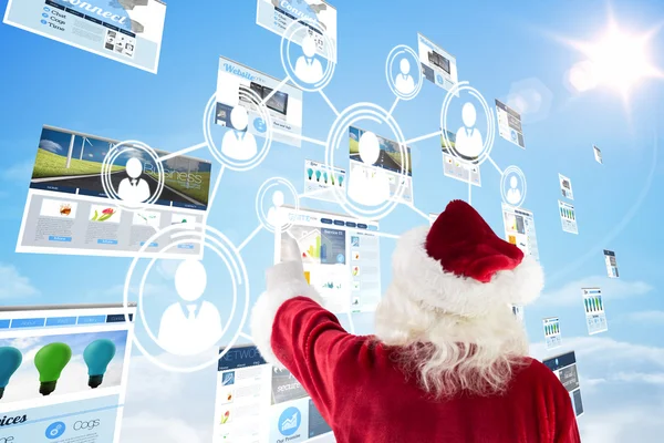 Santa Claus punten op iets — Stockfoto