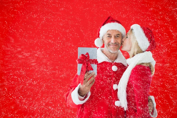 Pareja festiva contra rojo — Foto de Stock