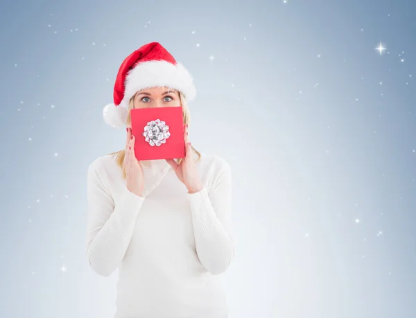 Bionda festiva che mostra il regalo di Natale — Foto Stock