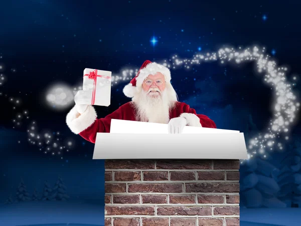 Santa pokazuje obecny — Zdjęcie stockowe