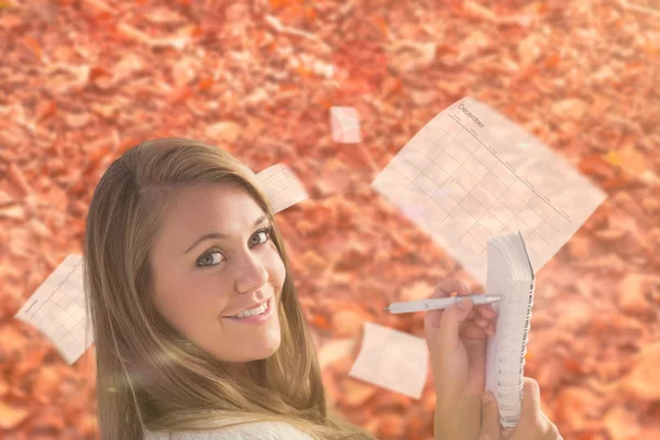 Blonde schrijven in Kladblok — Stockfoto