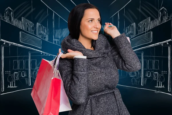 Sorrindo mulher segurando saco de compras — Fotografia de Stock