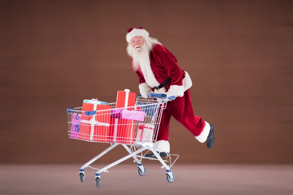 Santa spingendo carrello della spesa — Foto Stock