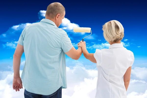 Glückliches älteres Paar bemalt weiße Wand — Stockfoto