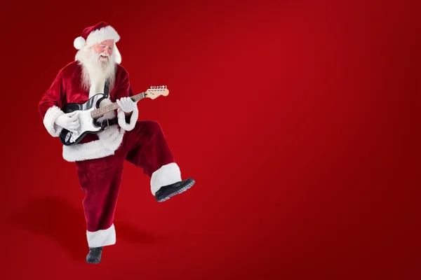 Санта Клаус веселится с гитарой — стоковое фото