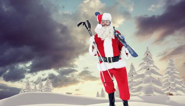 Santa claus držení lyží a lyžařské hůlky — Stock fotografie