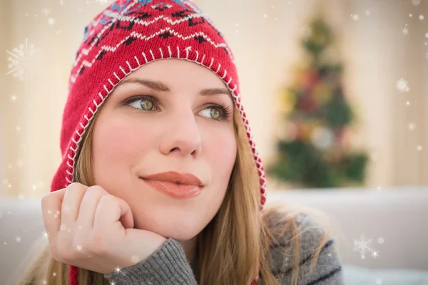 Frau mit Wintermütze denkt nach — Stockfoto