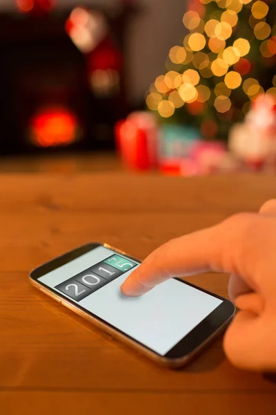 Mano utilizzando smartphone a Natale — Foto Stock