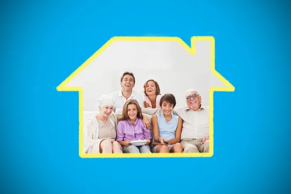 Familia multigeneración en el sofá viendo la televisión — Foto de Stock