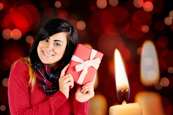 Emocionada morena sosteniendo regalo rojo — Foto de Stock