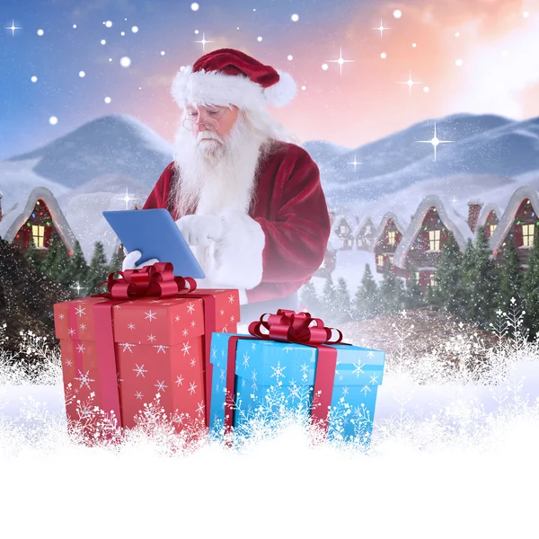 Santa nutzt Tablet-PC — Stockfoto