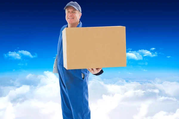 Homem de entrega feliz mostrando caixa de papelão — Fotografia de Stock