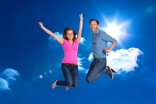 Alegre jovem casal saltando — Fotografia de Stock