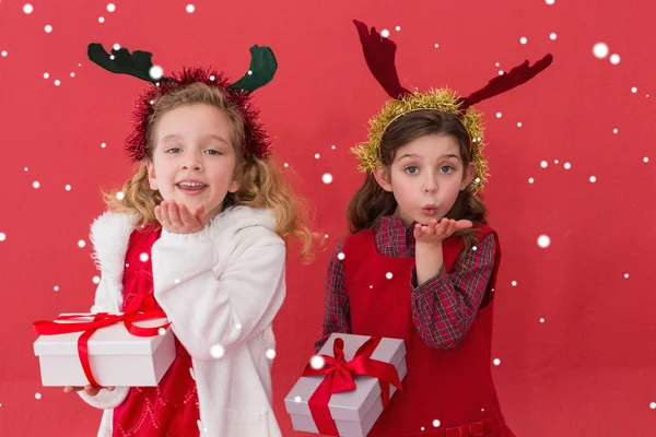 Feestelijke kleine meisjes houden van geschenken — Stockfoto