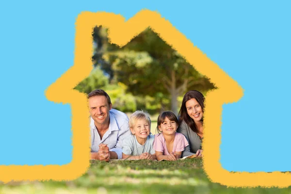 Family lying down in the park — Stock Photo, Image