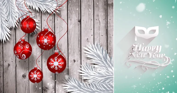 Julgranskulor hänger över trä — Stockfoto