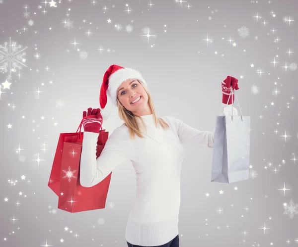 Festlig blondin holding julklappar — Stockfoto