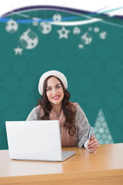 Imagen compuesta de una mujer sonriente con tarjeta de crédito — Foto de Stock